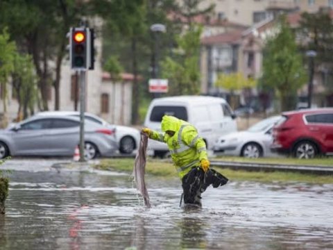 Türkiyədə şiddətli yağış çətinliklər YARATDI