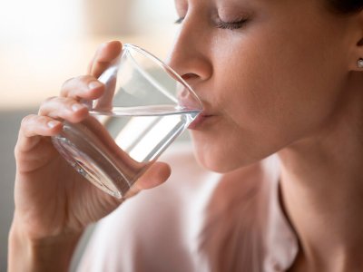 Alimlərdən xəbərdarlıq - Sağlamlıq üçün içdiyiniz su beyninizi məhv edə bilər