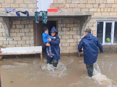 Lənkəranda evlərin həyətlərinə sel suları doldu - Sakinlər çətin durumda
