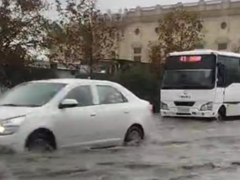 Yağış suları Binəqədi yollarını iflic vəziyyətə saldı - VİDEO