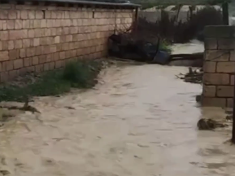 Kəndlərə sel gəldi, evləri su basdı - VİDEO