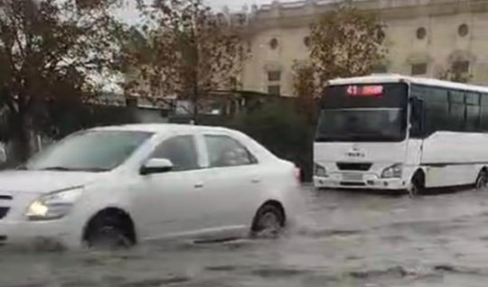 Yağış suları Binəqədi yollarını iflic vəziyyətə saldı - VİDEO