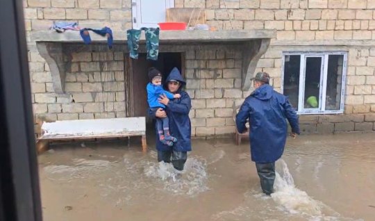 Lənkəranda evlərin həyətlərinə sel suları doldu - Sakinlər çətin durumda