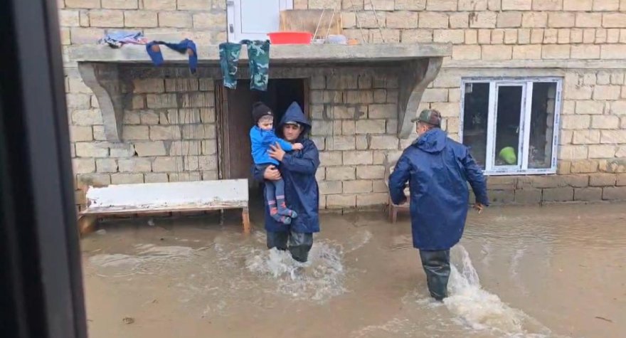 Lənkəranda evlərin həyətlərinə sel suları doldu - Sakinlər çətin durumda