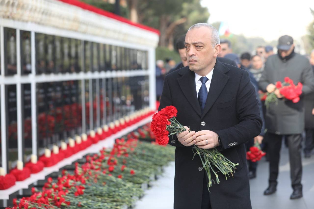 Su Ehtiyatları Agentliyinin rəhbərliyi Şəhidlər xiyabanını ziyarət etdi - FOTO