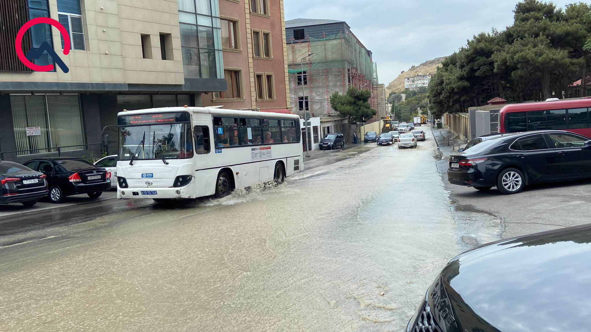 Badamdarda küçəni su basdı