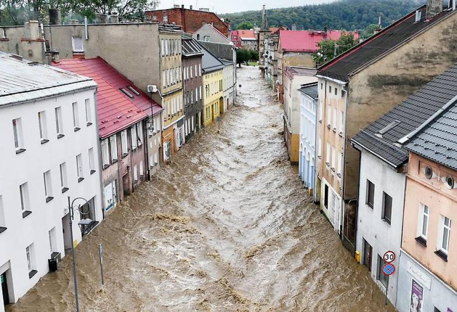 Polşada daşqınlar nəticəsində su bəndi uçub