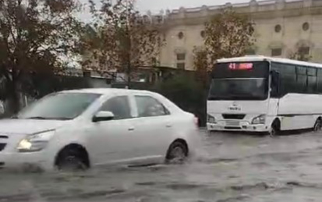 Yağış suları Binəqədi yollarını iflic vəziyyətə saldı - VİDEO