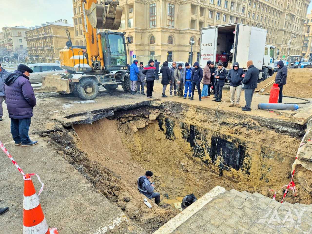 Heydər Əliyev prospektində boru partladı - Yol çökdü