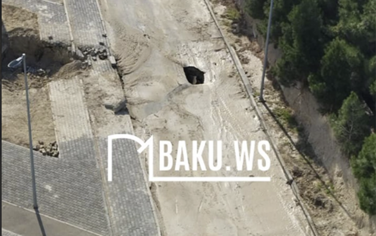 Su borusu partladı, yol çökdü - Video