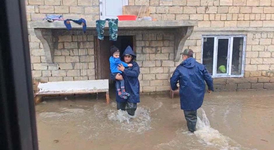 Lənkəranda evlərin həyətlərinə sel suları doldu - Sakinlər çətin durumda
